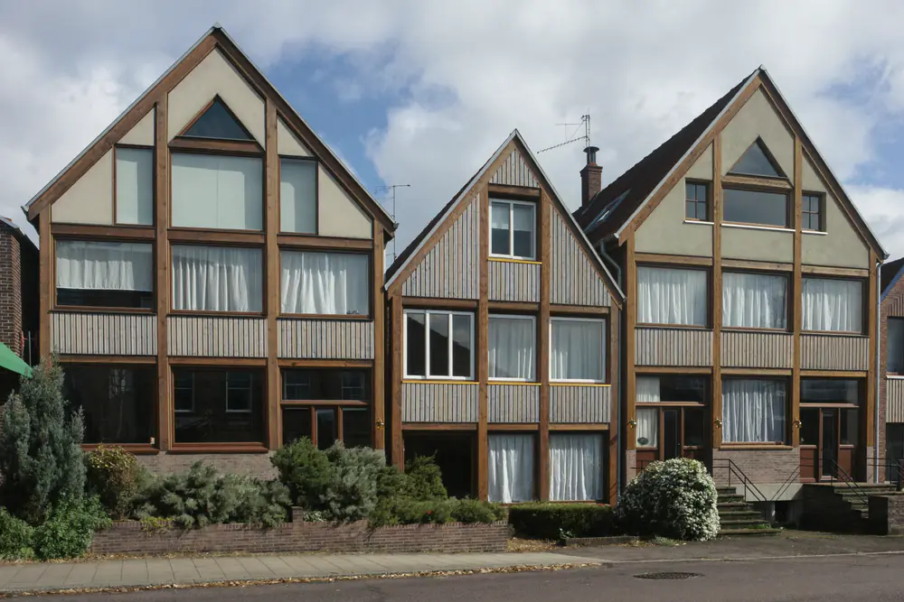 Rijtjeswoningen uit de jaren zeventig met houten kozijnen en houten gevelpanelen