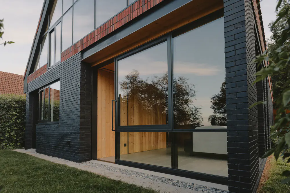 Moderne vrijstaande woning met slanke zwarte aluminium kozijnen en een grote glaspartij