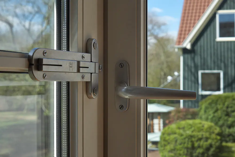Detail van meerpuntssluiting en raamgreep op een kozijn